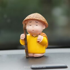 Tượng chú tiểu mặc áo vàng
