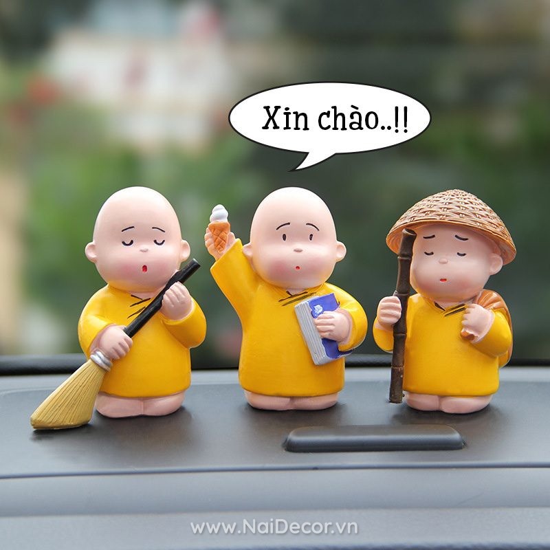 Tượng chú tiểu mặc áo vàng