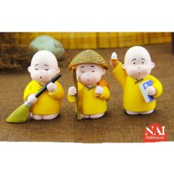 Tượng chú tiểu mặc áo vàng
