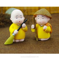 Tượng chú tiểu mặc áo vàng