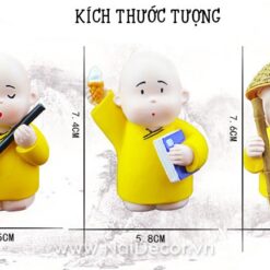 Tượng chú tiểu mặc áo vàng