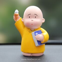 Tượng chú tiểu mặc áo vàng