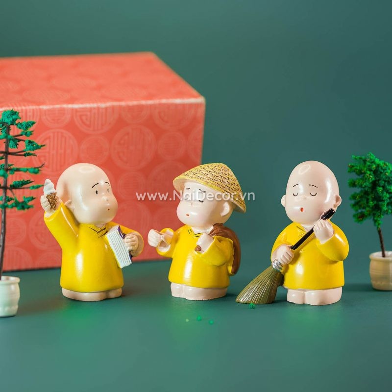 t010 tuong chu tieu mac ao vang