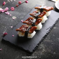 Chụp Sushi với Đĩa đá đen, BST ,Sushi ,Đĩa đá ,Nền xi măng , chủ đề chụp ảnh phong cách Nhật Bản, concept chụp ảnh đẹp